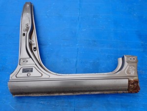 KIA SOUL I 09- PRÓG PRAWY SŁUPEK ŚRODKOWY IM 1/8 MINIATURA