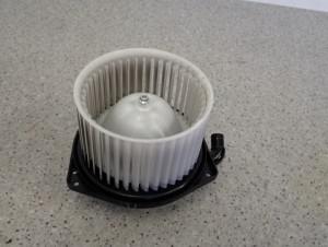 MITSUBISHI ASX 1.8 DID 10-16 WENTYLATOR NARZEWNICY DMUCHAWA KABINY 8/8 MINIATURA