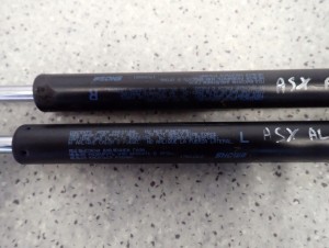 MITSUBISHI ASX 10-16 SIŁOWNIKI KLAPY BAGAŻNIKA 2/3 MINIATURA