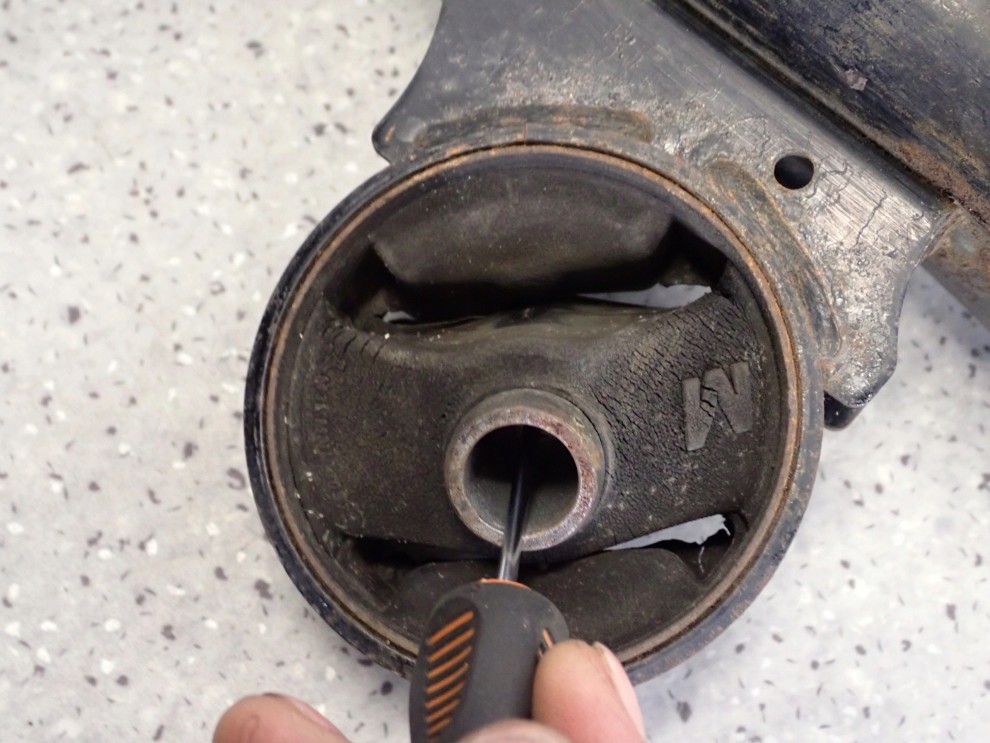 MITSUBISHI ASX 1.8 DID 10- BELKA WZDŁUŻNA SILNIKA 8/9