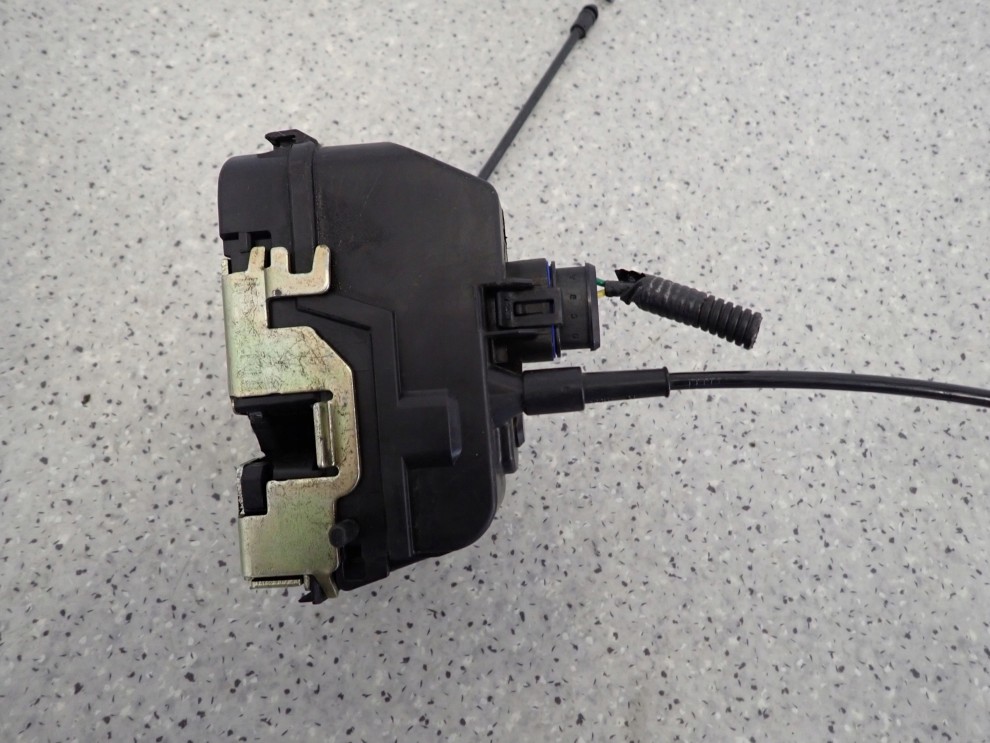 NISSAN PRIMERA P12 KOMBI 02-07 ZAMEK DRZWI TYLNY LEWY 4/5