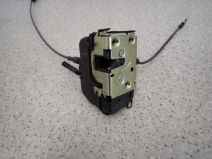 NISSAN PRIMERA P12 KOMBI 02-07 ZAMEK DRZWI TYLNY LEWY 2/5 MINIATURA