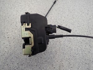 NISSAN PRIMERA P12 KOMBI 02-07 ZAMEK DRZWI TYLNY LEWY 4/5 MINIATURA