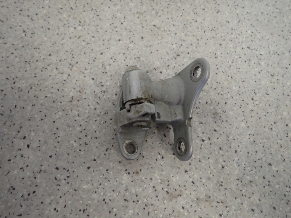 MITSUBISHI COLT 04- ZAWIAS DRZWI PRZEDNI LEWY DOLNY OGRANICZNIK 1/10