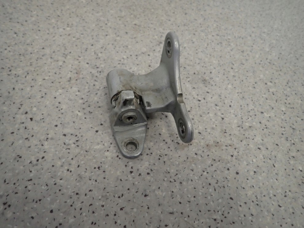 MITSUBISHI COLT 04- ZAWIAS DRZWI PRZEDNI LEWY DOLNY OGRANICZNIK 8/10