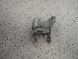 MITSUBISHI COLT 04- ZAWIAS DRZWI PRZEDNI LEWY DOLNY OGRANICZNIK 1/10 MINIATURA