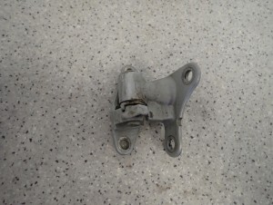 MITSUBISHI COLT 04- ZAWIAS DRZWI PRZEDNI LEWY DOLNY OGRANICZNIK 2/10 MINIATURA