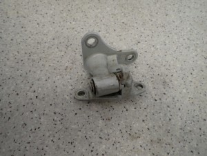 MITSUBISHI COLT 04- ZAWIAS DRZWI PRZEDNI LEWY DOLNY OGRANICZNIK 3/10 MINIATURA