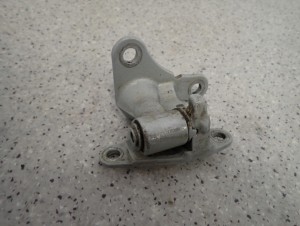 MITSUBISHI COLT 04- ZAWIAS DRZWI PRZEDNI LEWY DOLNY OGRANICZNIK 4/10 MINIATURA