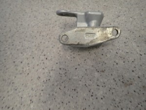 MITSUBISHI COLT 04- ZAWIAS DRZWI PRZEDNI LEWY DOLNY OGRANICZNIK 7/10 MINIATURA