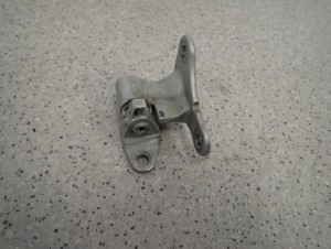 MITSUBISHI COLT 04- ZAWIAS DRZWI PRZEDNI LEWY DOLNY OGRANICZNIK 8/10 MINIATURA