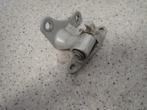 MITSUBISHI COLT 04- ZAWIAS DRZWI PRZEDNI LEWY DOLNY OGRANICZNIK 10/10 MINIATURA