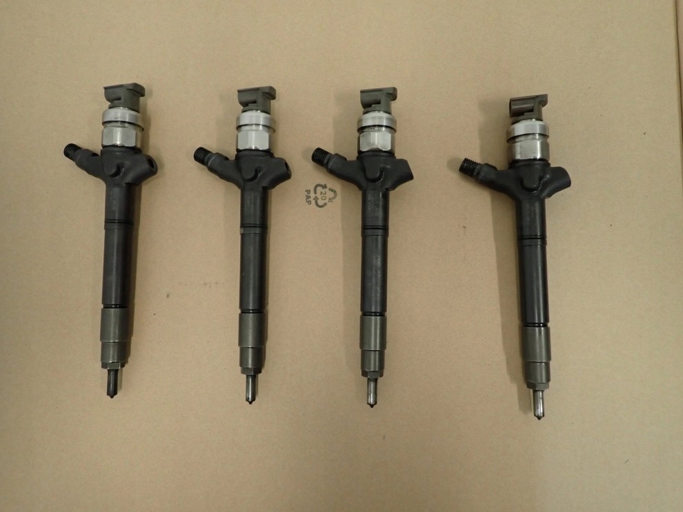 TOYOTA COROLLA VERSO AVENSIS RAV4 2.2 D4D 04-09 WTRYSKIWACZ WTRYSKIWACZE 23 1/4