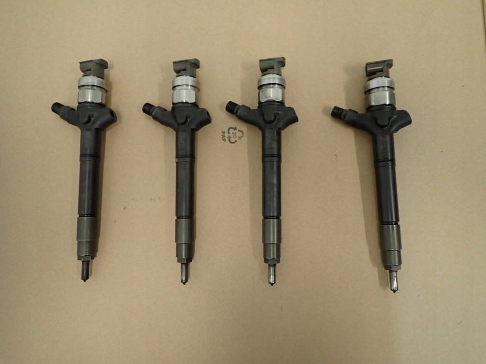 TOYOTA COROLLA VERSO AVENSIS RAV4 2.2 D4D 04-09 WTRYSKIWACZ WTRYSKIWACZE 23 2/4