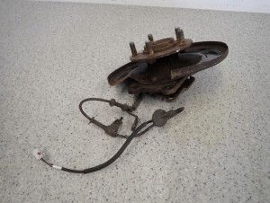 KIA VENGA 09- TARCZA KOTWICZNA ZWROTNICA TYLNA LEWA 3/5 MINIATURA