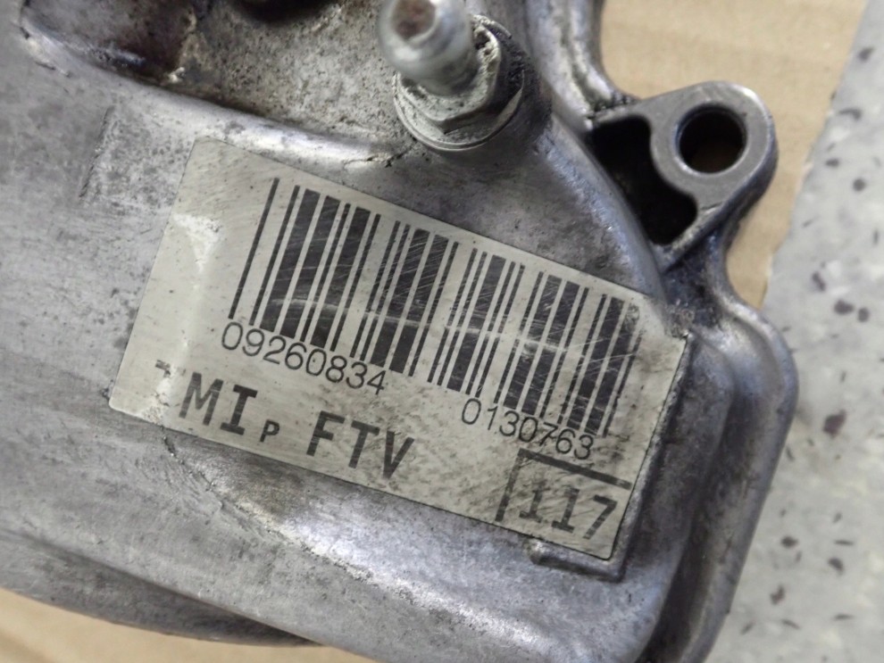 TOYOTA COROLLA VERSO AVENSIS T25 2.2 D4D POKRYWA ZAWORÓW 2AD 2/5