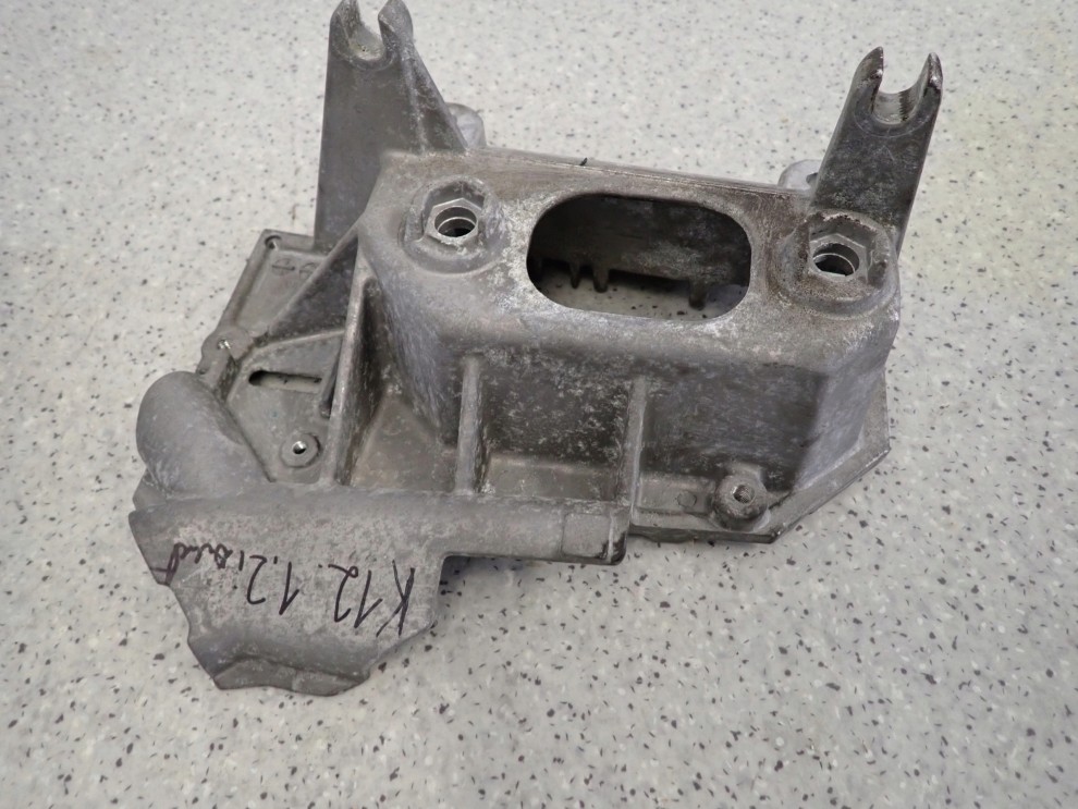 NISSAN MICRA K12 1.2i AUTOMAT 02- PODSTAWA AKUMULATORA ŁAPA SKRZYNI BIEGÓW 5/10