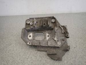 NISSAN MICRA K12 1.2i AUTOMAT 02- PODSTAWA AKUMULATORA ŁAPA SKRZYNI BIEGÓW 1/10 MINIATURA