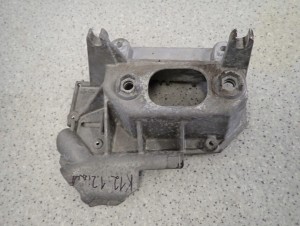 NISSAN MICRA K12 1.2i AUTOMAT 02- PODSTAWA AKUMULATORA ŁAPA SKRZYNI BIEGÓW 4/10 MINIATURA