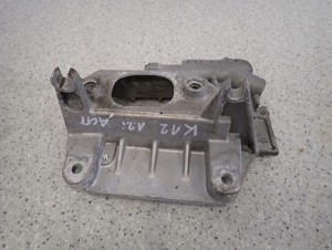 NISSAN MICRA K12 1.2i AUTOMAT 02- PODSTAWA AKUMULATORA ŁAPA SKRZYNI BIEGÓW 6/10 MINIATURA