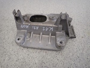 NISSAN MICRA K12 1.2i AUTOMAT 02- PODSTAWA AKUMULATORA ŁAPA SKRZYNI BIEGÓW 7/10 MINIATURA