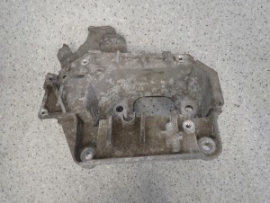 NISSAN MICRA K12 1.2i AUTOMAT 02- PODSTAWA AKUMULATORA ŁAPA SKRZYNI BIEGÓW 9/10 MINIATURA