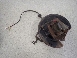 KIA VENGA 09- TARCZA KOTWICZNA ZWROTNICA TYLNA PRAWA 6/6 MINIATURA