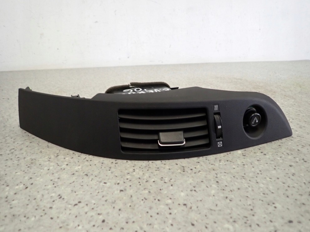 COROLLA VERSO 04-08 KRATKA NAWIEWU GNIAZDO ZAPALNICZKI 3/7