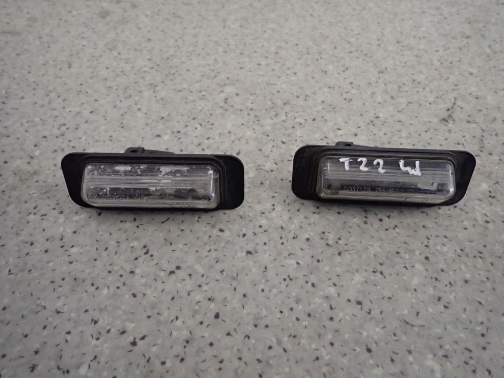 TOYOTA AVENSIS T22 4d 97-01 LAMPKA OŚWIETLENIA TABLICY REJESTRACYJNEJ 1/3