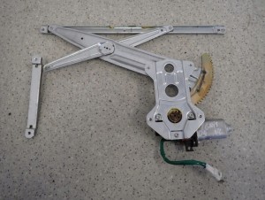 SUZUKI IGNIS 04-07 PODNOŚNIK PRZEDNI LEWY