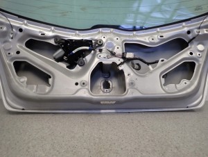 TOYOTA YARIS II 06- KLAPA TYLNA BAGAŻNIKA 1E7 11/11 MINIATURA