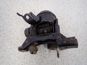 TOYOTA YARIS II 1.4 D4D 06- PODUSZKA SILNIKA PRZEDNIA PRAWA NR 37 6/7 MINIATURA