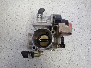 SUZUKI IGNIS II 1.5i 04- PRZEPUSTNICA POWIETRZA 1/5 MINIATURA