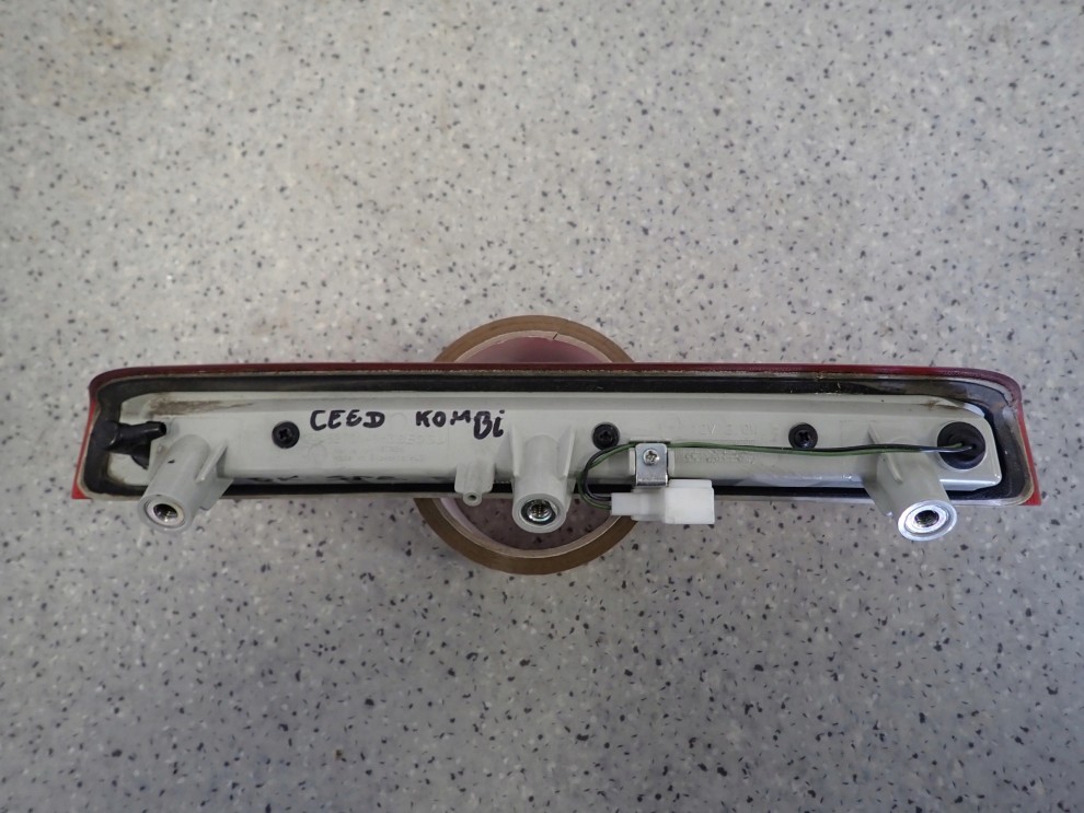 KIA CEED KOMBI 06-12 LAMPKA TRZECI STOP TYŁ 6/7