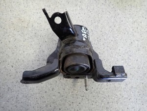 TOYOTA YARIS II 1.4 D4D 09- PODUSZKA SILNIKA PRAWA LIFT NR 82