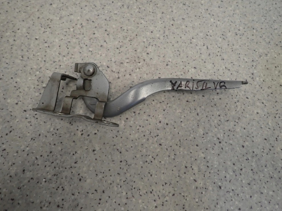 TOYOTA YARIS II 06-09 ZAWIAS MASKI PRAWY 1/4