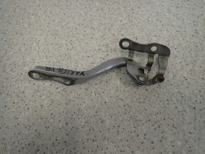 TOYOTA YARIS II 06-09 ZAWIAS MASKI PRAWY 2/4 MINIATURA