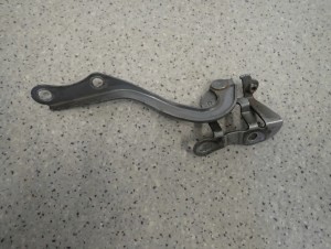 TOYOTA YARIS II 06-09 ZAWIAS MASKI PRAWY 3/4 MINIATURA