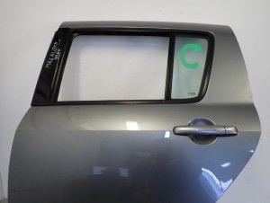 SUZUKI SWIFT 5d MK6 04-09 DRZWI TYLNE LEWE ZCD 8/11 MINIATURA