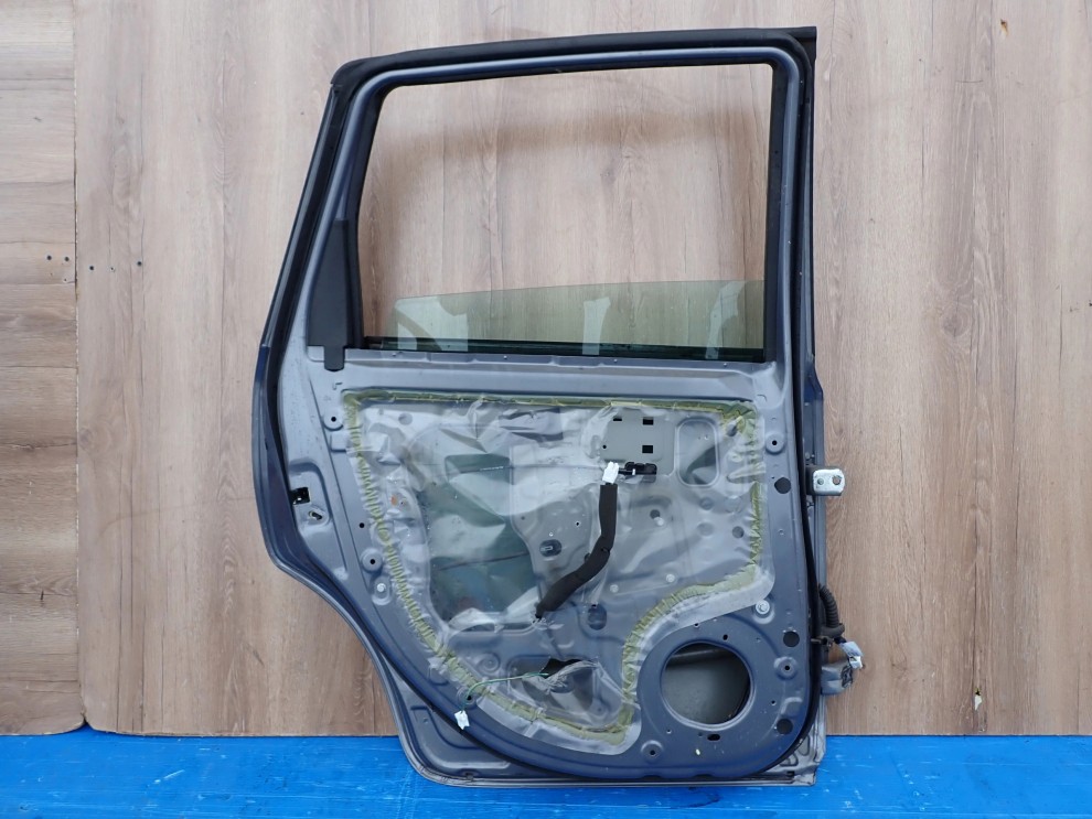 NISSAN NOTE E11 06-12 DRZWI TYLNE LEWE B52 10/11