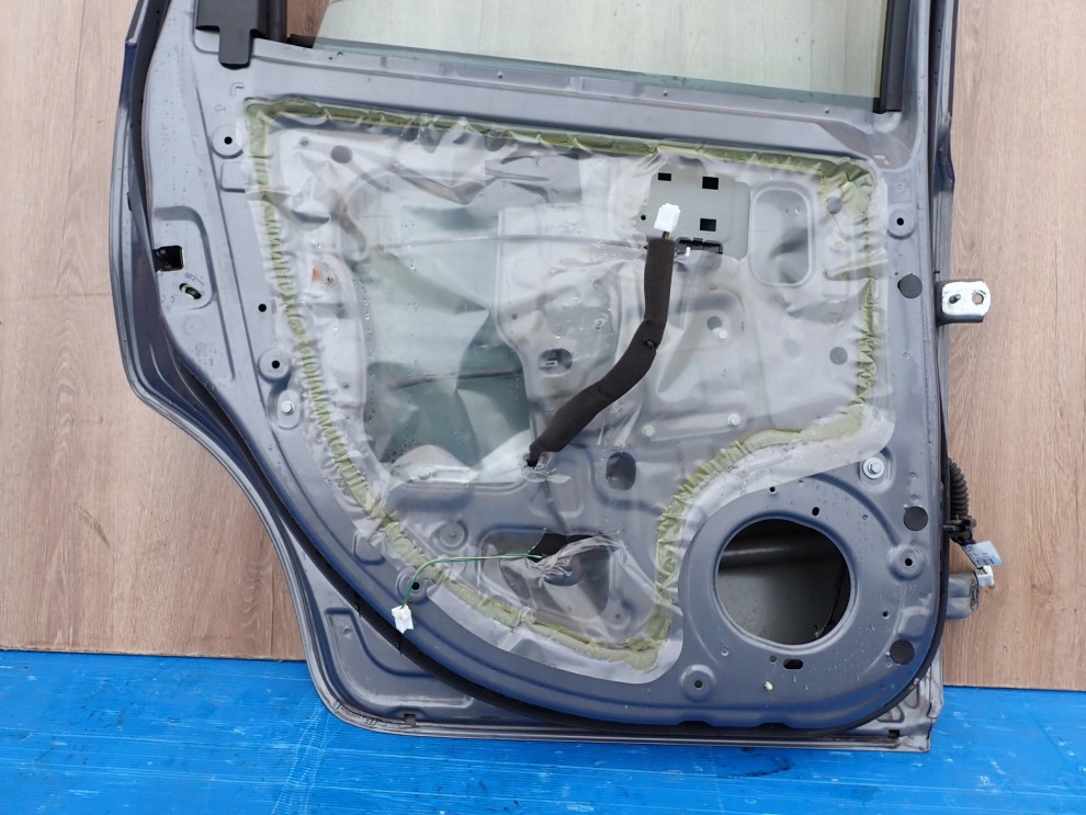 NISSAN NOTE E11 06-12 DRZWI TYLNE LEWE B52 11/11