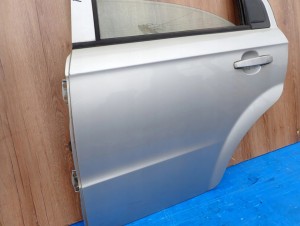 CHEVROLET AVEO SEDAN 4D T250 07- DRZWI TYLNE LEWE 92U 3/10 MINIATURA