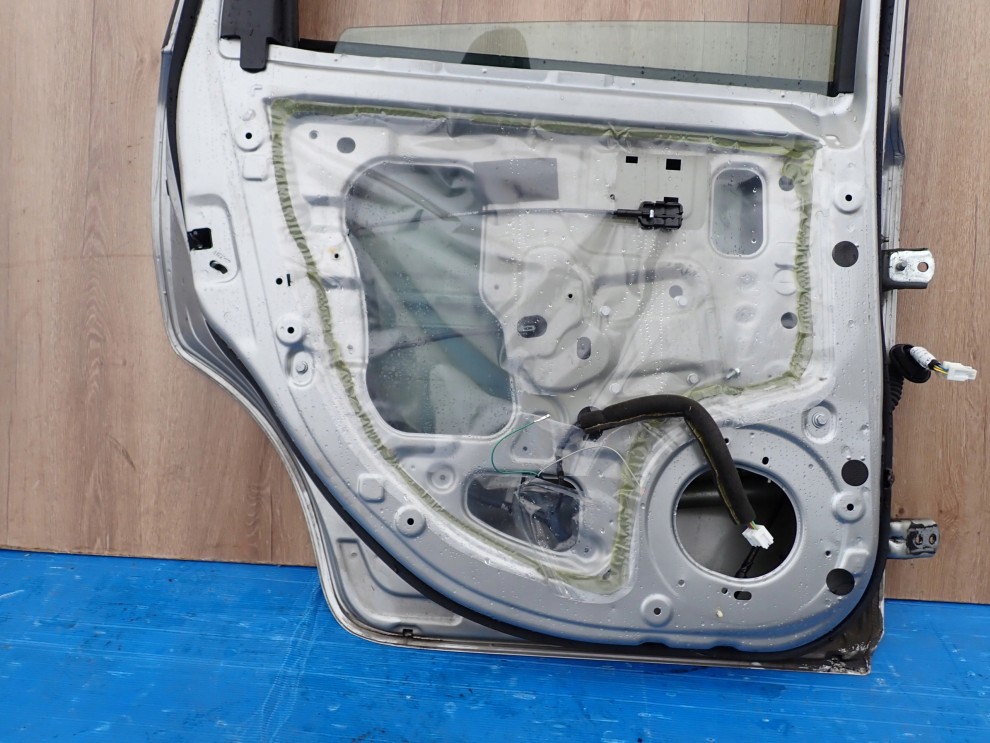 NISSAN NOTE E11 06-12 DRZWI TYLNE LEWE KY0 13/13