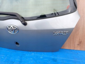 TOYOTA YARIS II 06- KLAPA TYLNA BAGAŻNIKA 1F8 5/12 MINIATURA