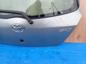 TOYOTA YARIS II 06- KLAPA TYLNA BAGAŻNIKA 1F8 9/12 MINIATURA