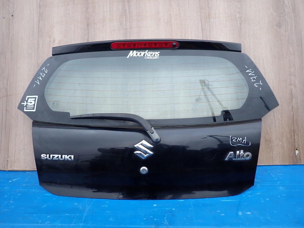 SUZUKI ALTO 09-14 KLAPA BAGAŻNIKA SZYBA TYLNA ZMA 1/8
