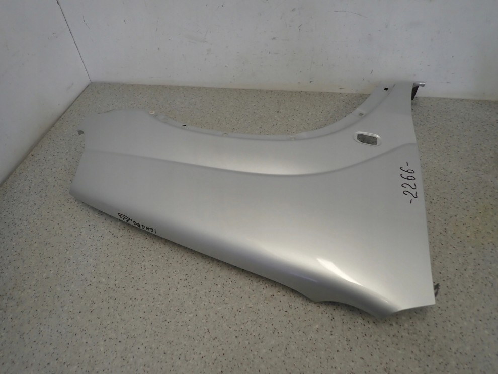 SUZUKI IGNIS I 00-03 BŁOTNIK PRZEDNI PRAWY Z2S 7/10