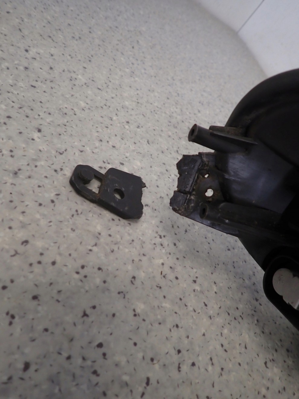 SUZUKI SPLASH 08-11 LAMPA PRZEDNIA PRAWA REFLEKTOR 6/12