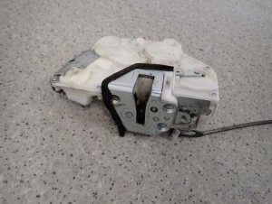 SUZUKI SWIFT HB 04-09 ZAMEK DRZWI PRZEDNI LEWY 8 PIN 3/7 MINIATURA