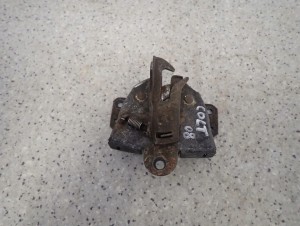 MITSUBISHI COLT 04-08 ZAMEK MASKI POKRYWY SILNIKA 1/9 MINIATURA